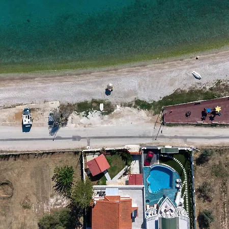 Sea Pearl - Luxury Beachfront Maisonette Loutra Oraias Elenis