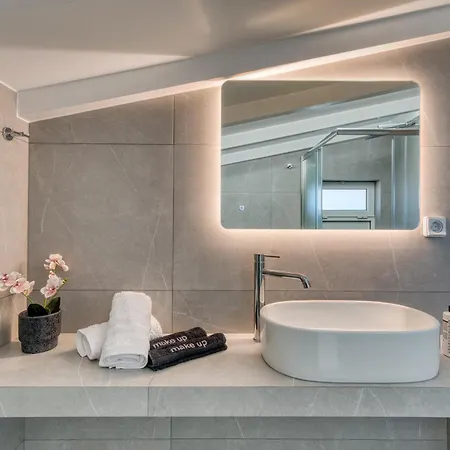 Sea Pearl - Luxury Beachfront Maisonette *